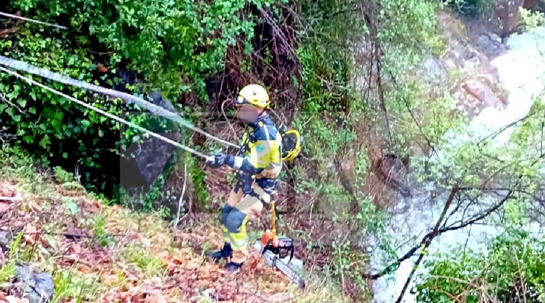 Una mujer es rescatada con vida tras caer por un barranco en el norte de Cáceres