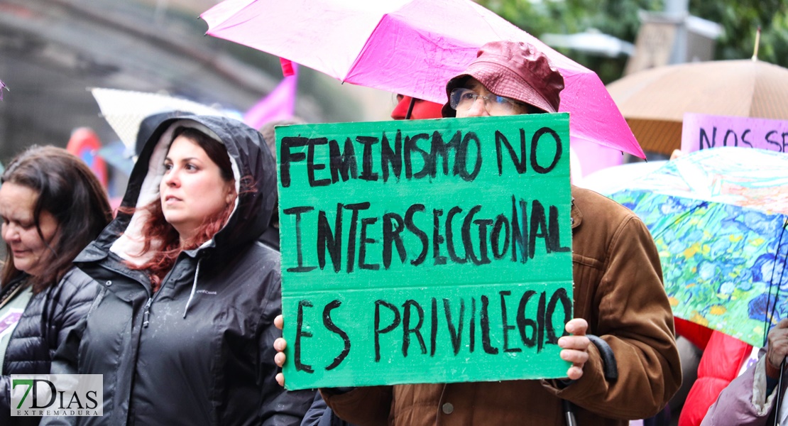 REPOR - La lluvia no frena la manifestación del 8M en Badajoz