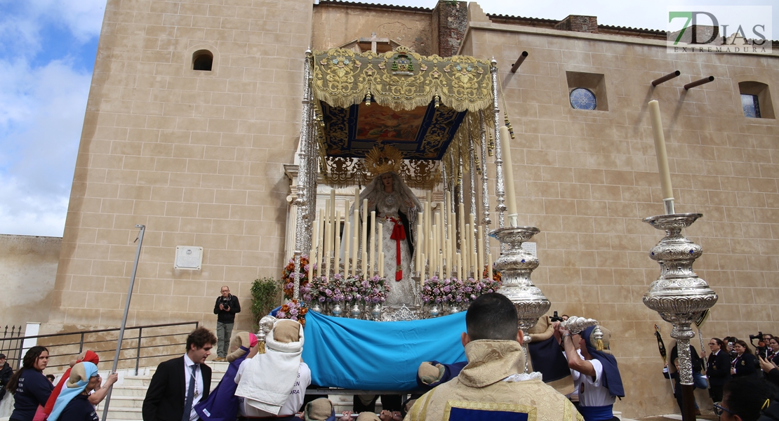 El Cristo Resucitado y la Virgen de la Aurora salen a las calles de Badajoz gracias al tiempo