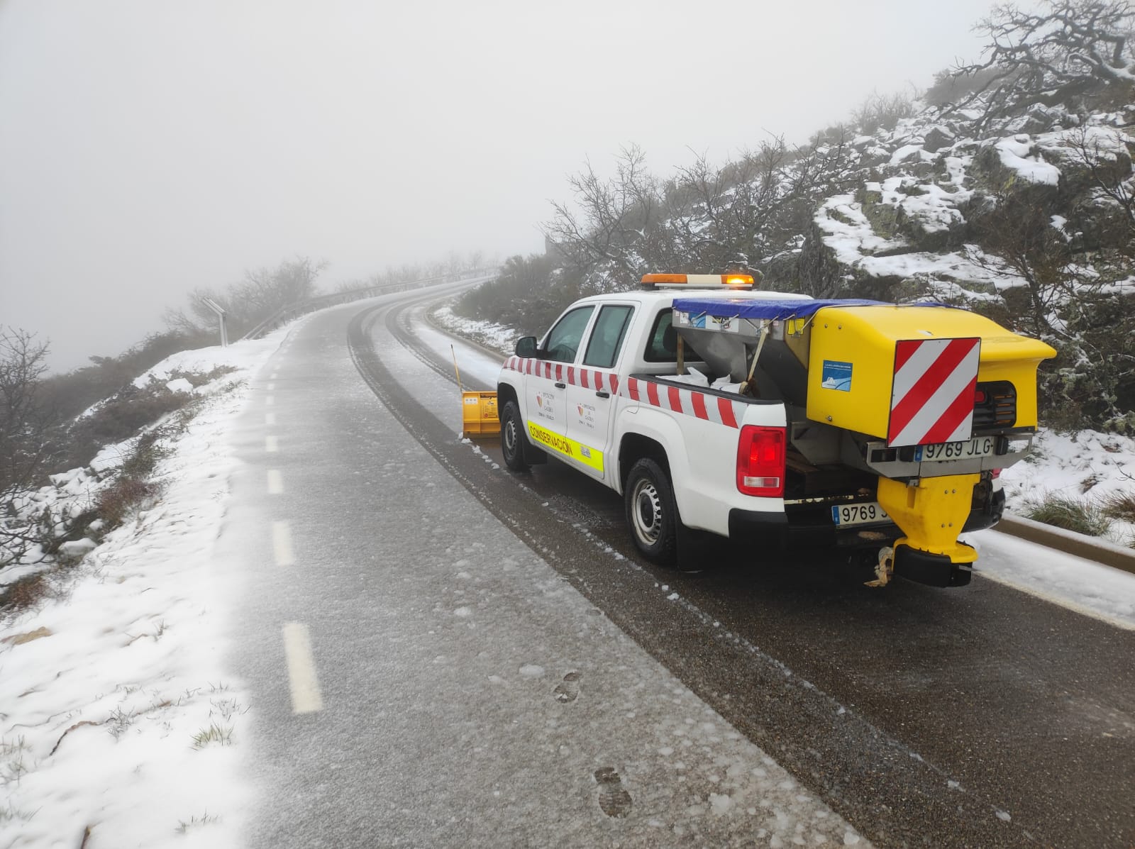 La nieve deja bonitas estampas y carreteras cortadas en Extremadura este sábado