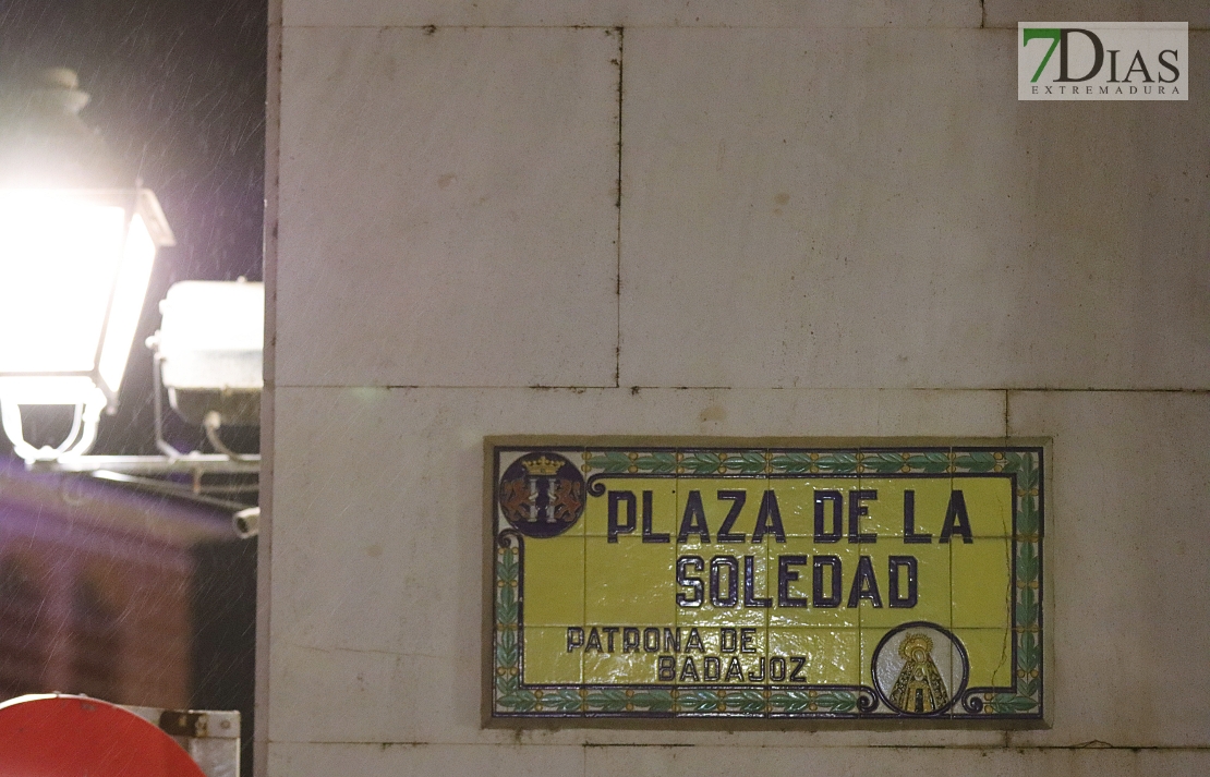 Miles de personas acuden a las puertas de San Agustín y la Ermita de la Soledad este Viernes Santo