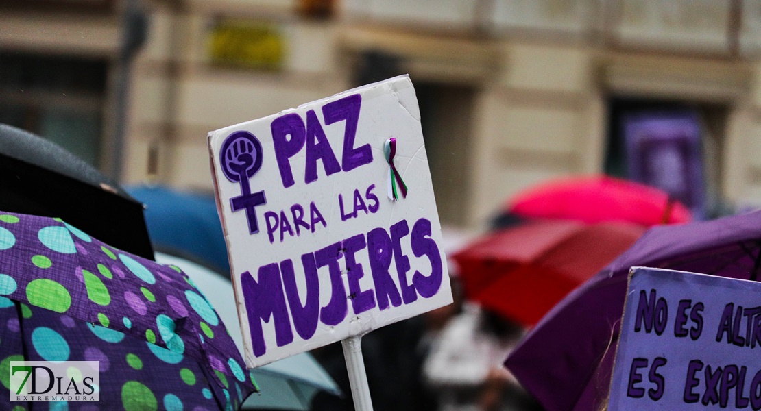 REPOR - La lluvia no frena la manifestación del 8M en Badajoz