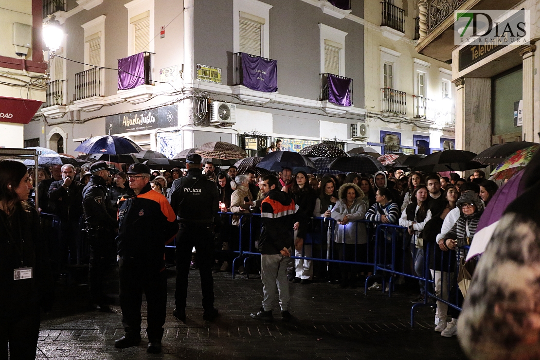 Miles de personas acuden a las puertas de San Agustín y la Ermita de la Soledad este Viernes Santo