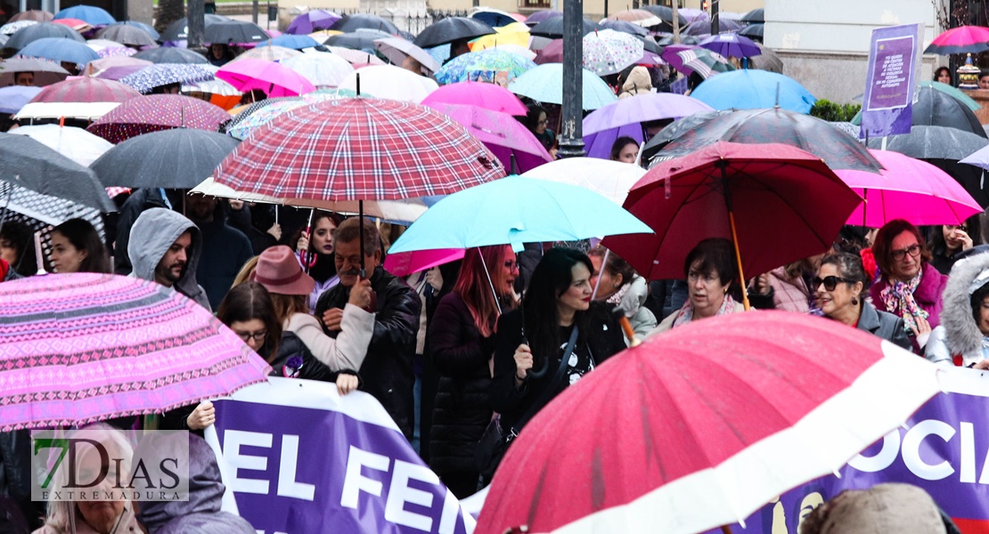 REPOR - La lluvia no frena la manifestación del 8M en Badajoz