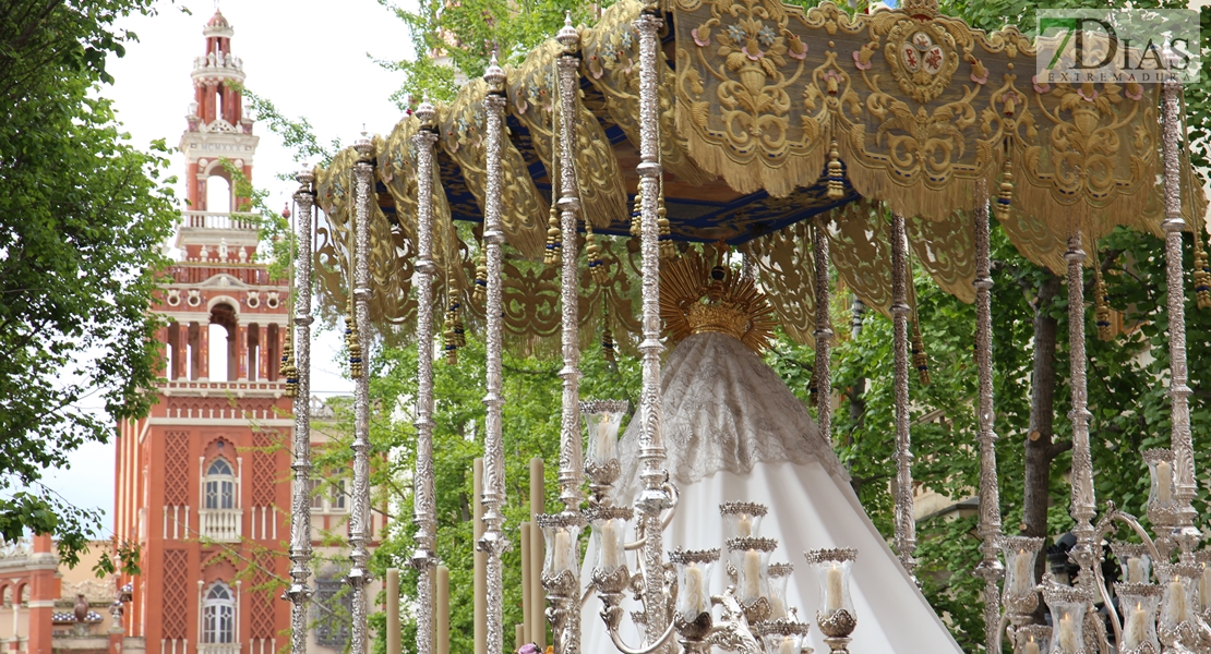 El Cristo Resucitado y la Virgen de la Aurora salen a las calles de Badajoz gracias al tiempo