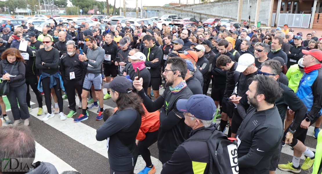 Cientos de corredores se manifiestan a las puertas del ayuntamiento de Badajoz al grito de "fuera"