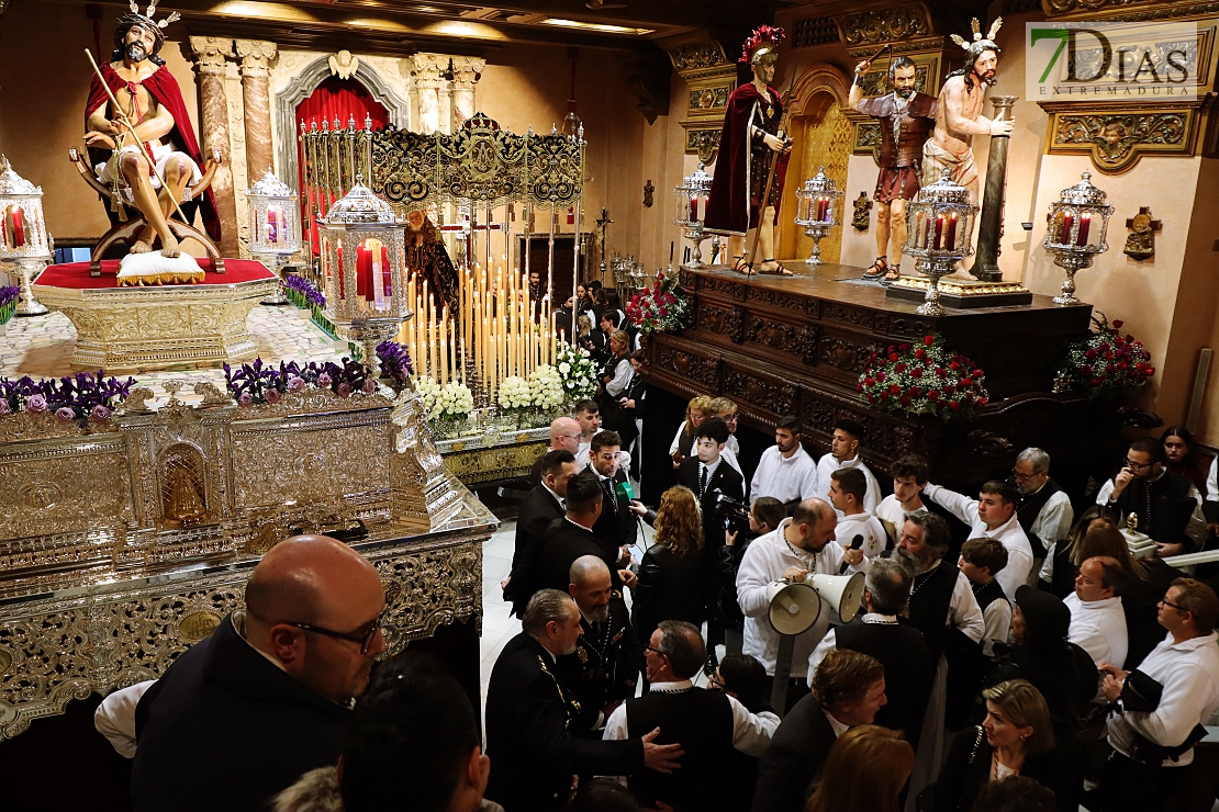 Un Jueves Santo pasado por agua y lágrimas en Badajoz