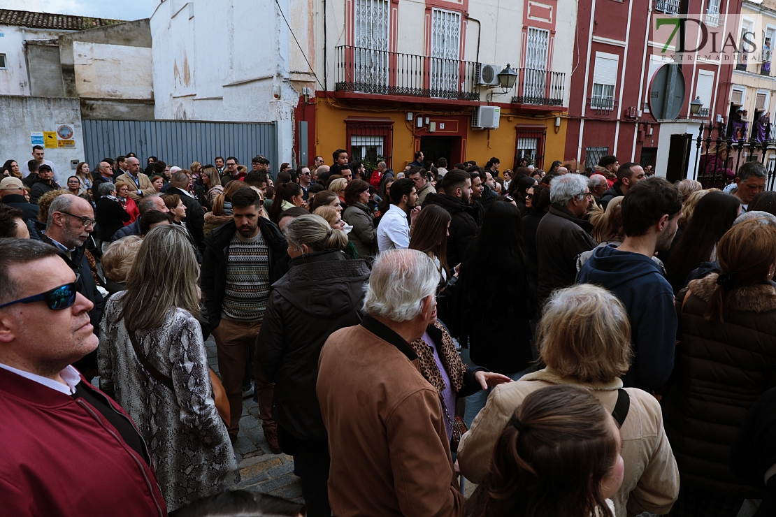 Miles de personas acuden a las puertas de San Agustín y la Ermita de la Soledad este Viernes Santo