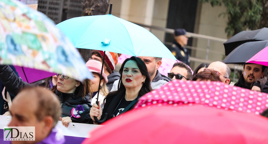 REPOR - La lluvia no frena la manifestación del 8M en Badajoz