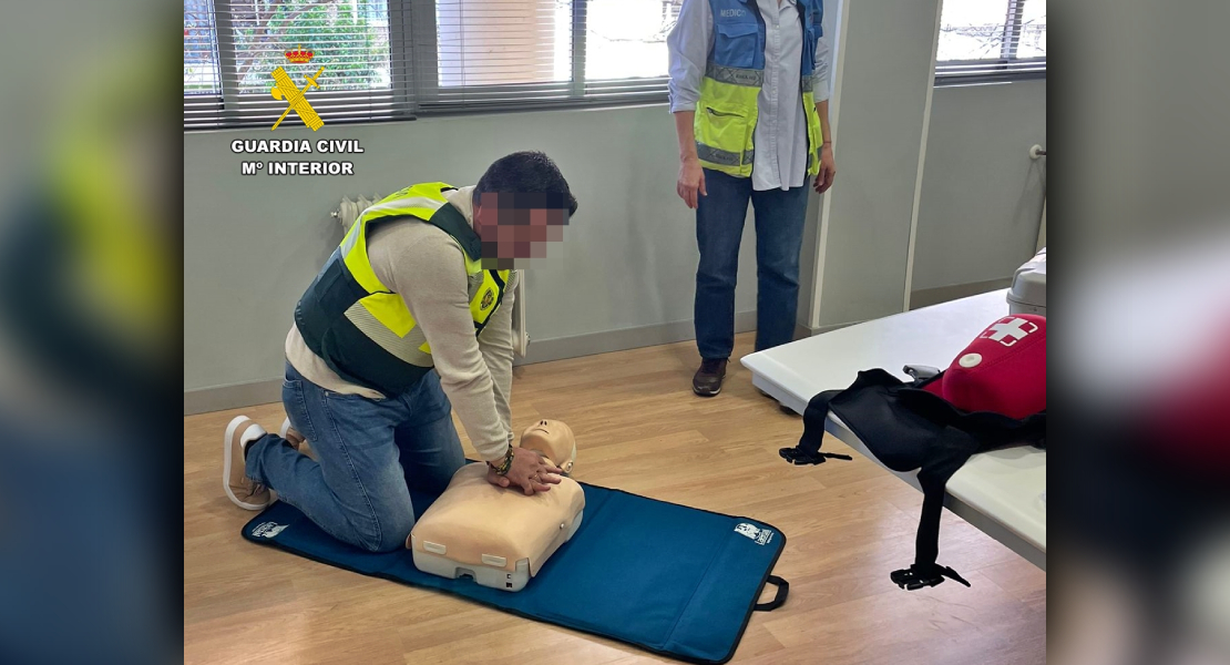 La Guardia Civil recibe formación en Soporte Vital Básico y desfibrilación semiautomática