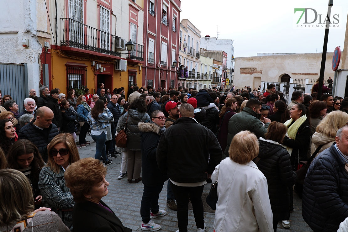 Miles de personas acuden a las puertas de San Agustín y la Ermita de la Soledad este Viernes Santo