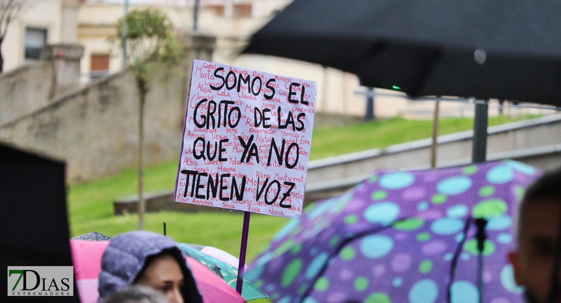 REPOR - La lluvia no frena la manifestación del 8M en Badajoz