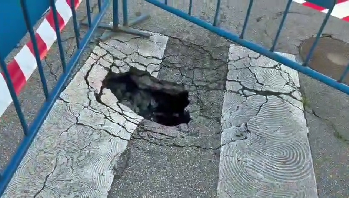 Vecinos de la Avenida de Colón en Badajoz: “Estamos hartos del socavón”