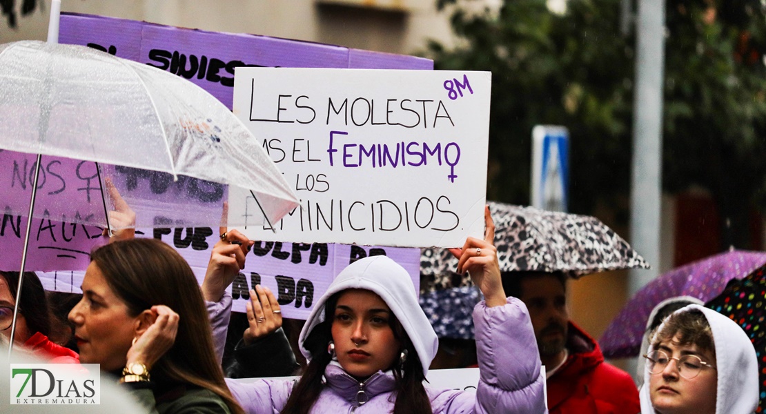 REPOR - La lluvia no frena la manifestación del 8M en Badajoz