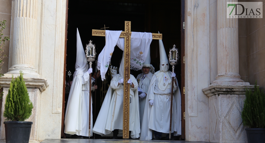 El Cristo Resucitado y la Virgen de la Aurora salen a las calles de Badajoz gracias al tiempo