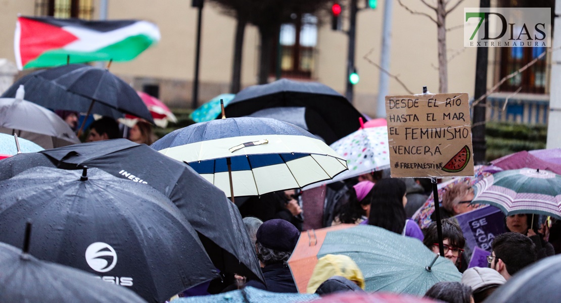 REPOR - La lluvia no frena la manifestación del 8M en Badajoz