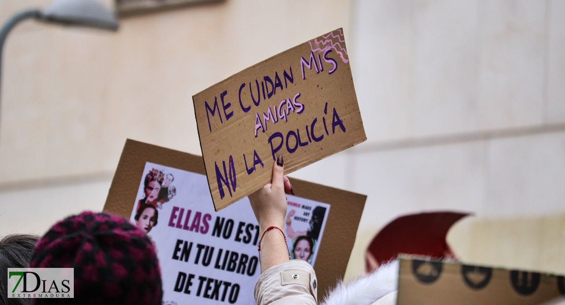 REPOR - La lluvia no frena la manifestación del 8M en Badajoz