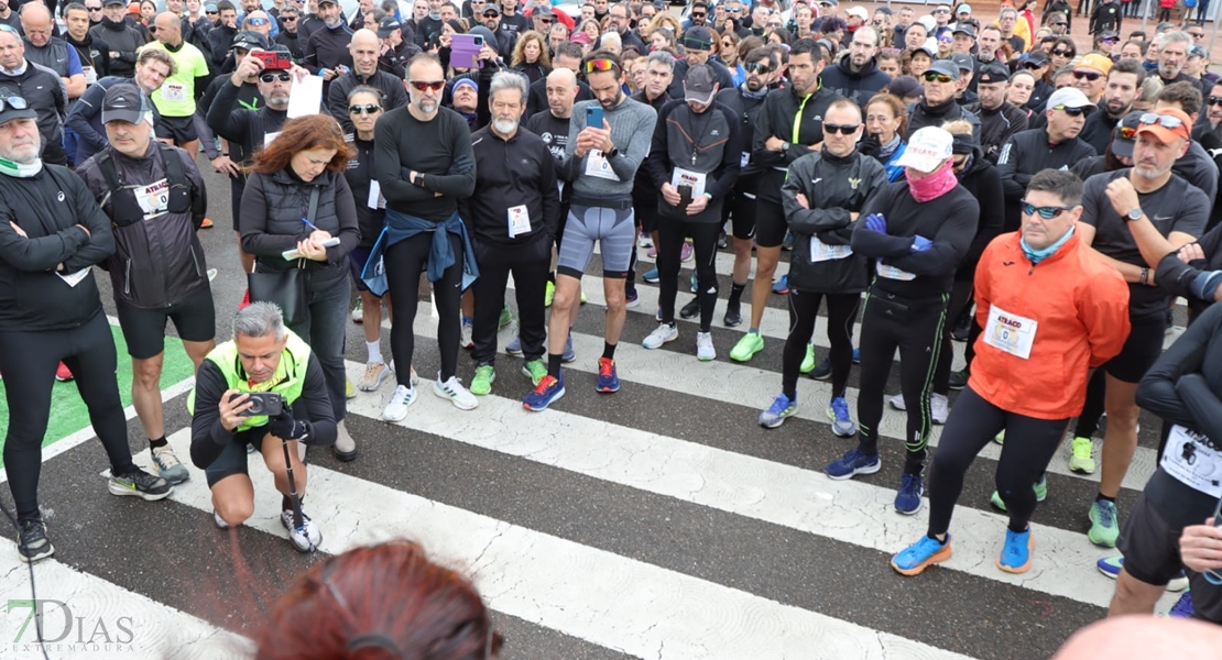 Cientos de corredores se manifiestan a las puertas del ayuntamiento de Badajoz al grito de "fuera"