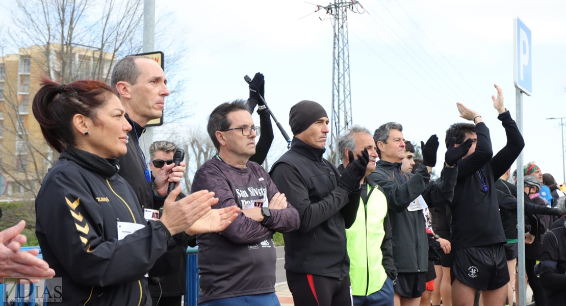 Cientos de corredores se manifiestan a las puertas del ayuntamiento de Badajoz al grito de "fuera"