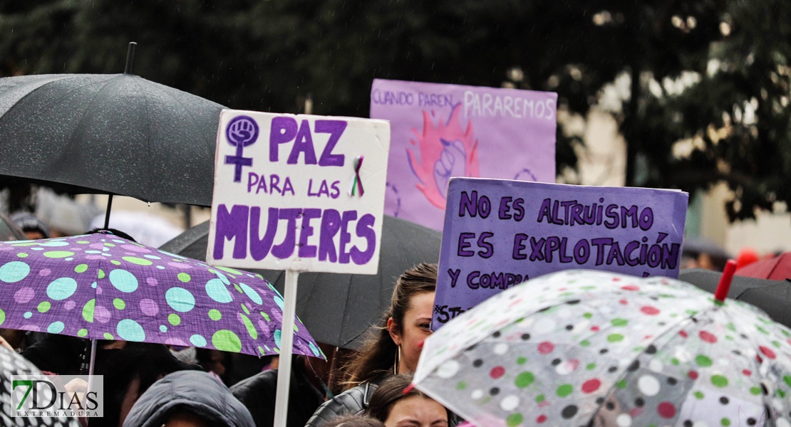 REPOR - La lluvia no frena la manifestación del 8M en Badajoz