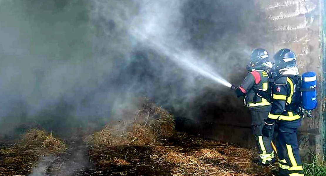 Incendio en una explotación ganadera de Siruela (BA)