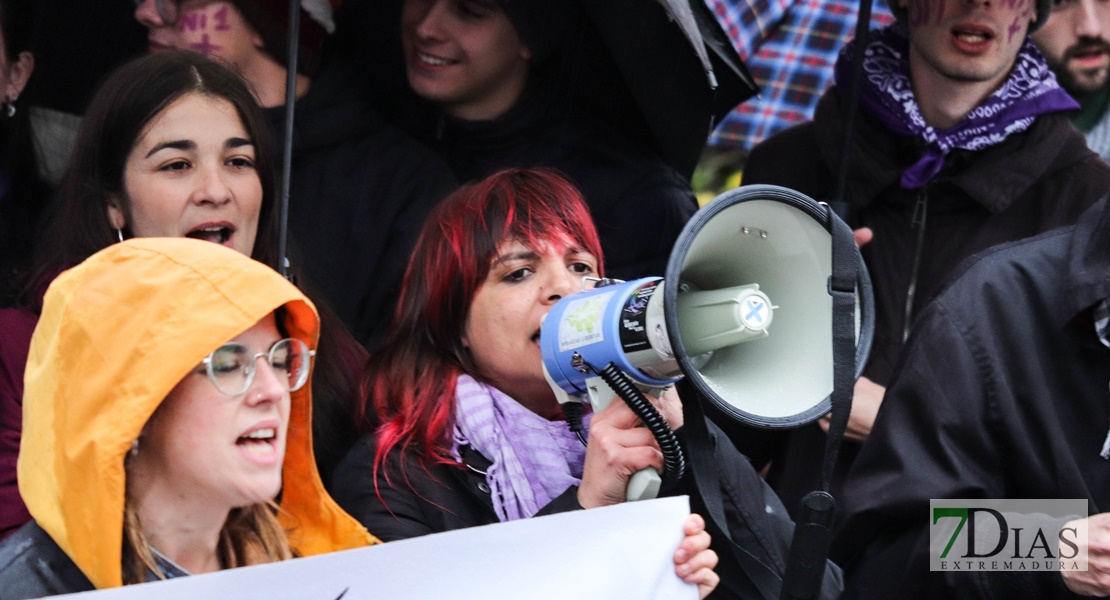 REPOR - La lluvia no frena la manifestación del 8M en Badajoz