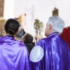 Miles de personas acuden a las puertas de San Agustín y la Ermita de la Soledad este Viernes Santo