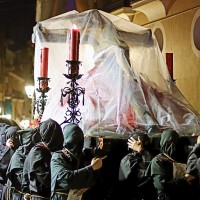 Un Jueves Santo pasado por agua y lágrimas en Badajoz