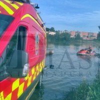 Amplio dispositivo para rescatar a un hombre en el río Guadiana en Badajoz