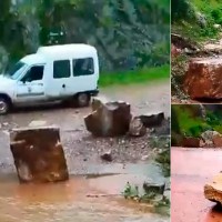 Caen grandes rocas en las inmediaciones de una garganta en Monfragüe