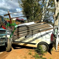 Atrapado tras una colisión entre un tractor y una furgoneta en Entrín Bajo (BA)