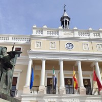 La bandera de Badajoz ondea por primera vez en el Ayuntamiento