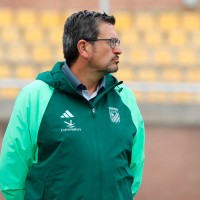Iñaki Alonso se dirige a la afición del CD Badajoz