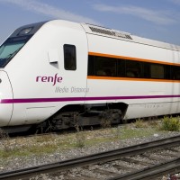 Un desprendimiento de tierra y piedras frena al tren Badajoz-Sevilla