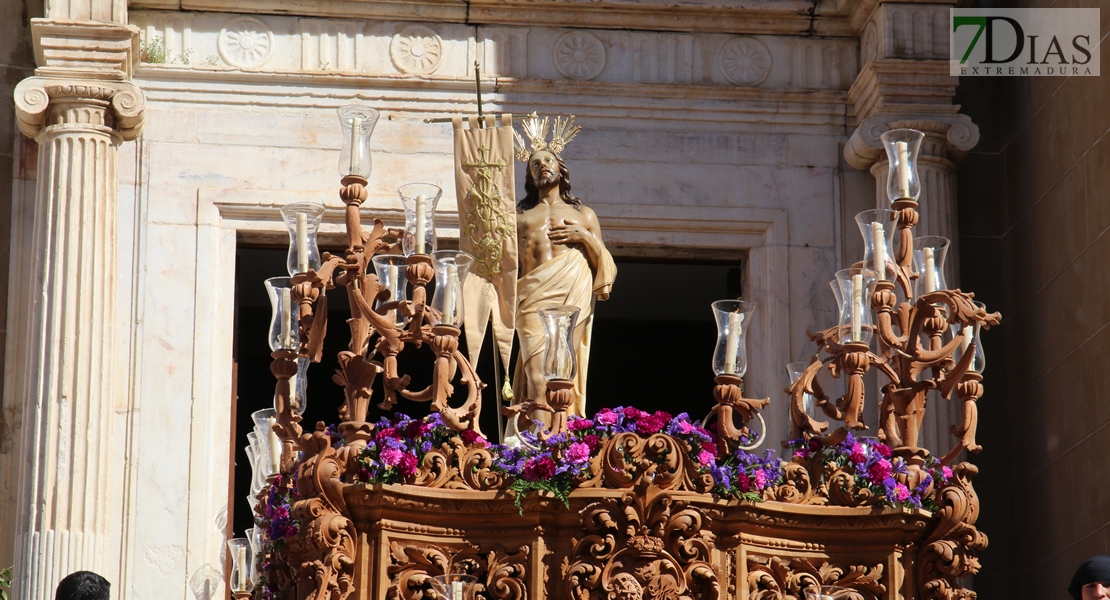 El Cristo Resucitado y la Virgen de la Aurora salen a las calles de Badajoz gracias al tiempo