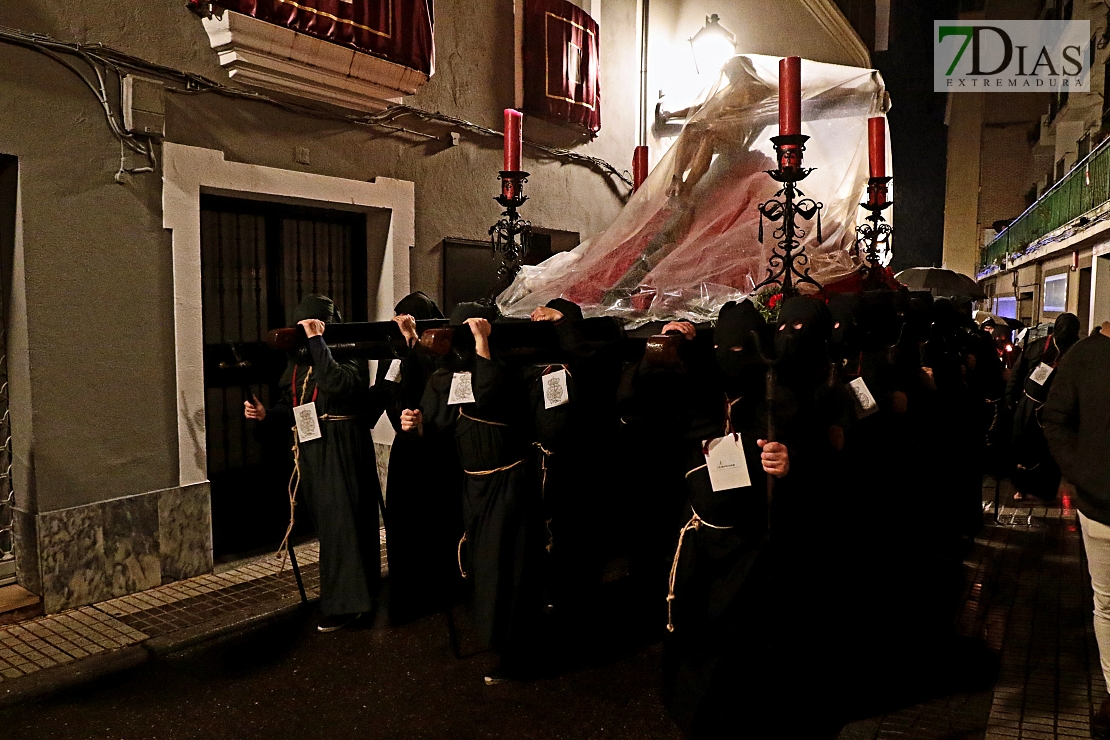 Un Jueves Santo pasado por agua y lágrimas en Badajoz