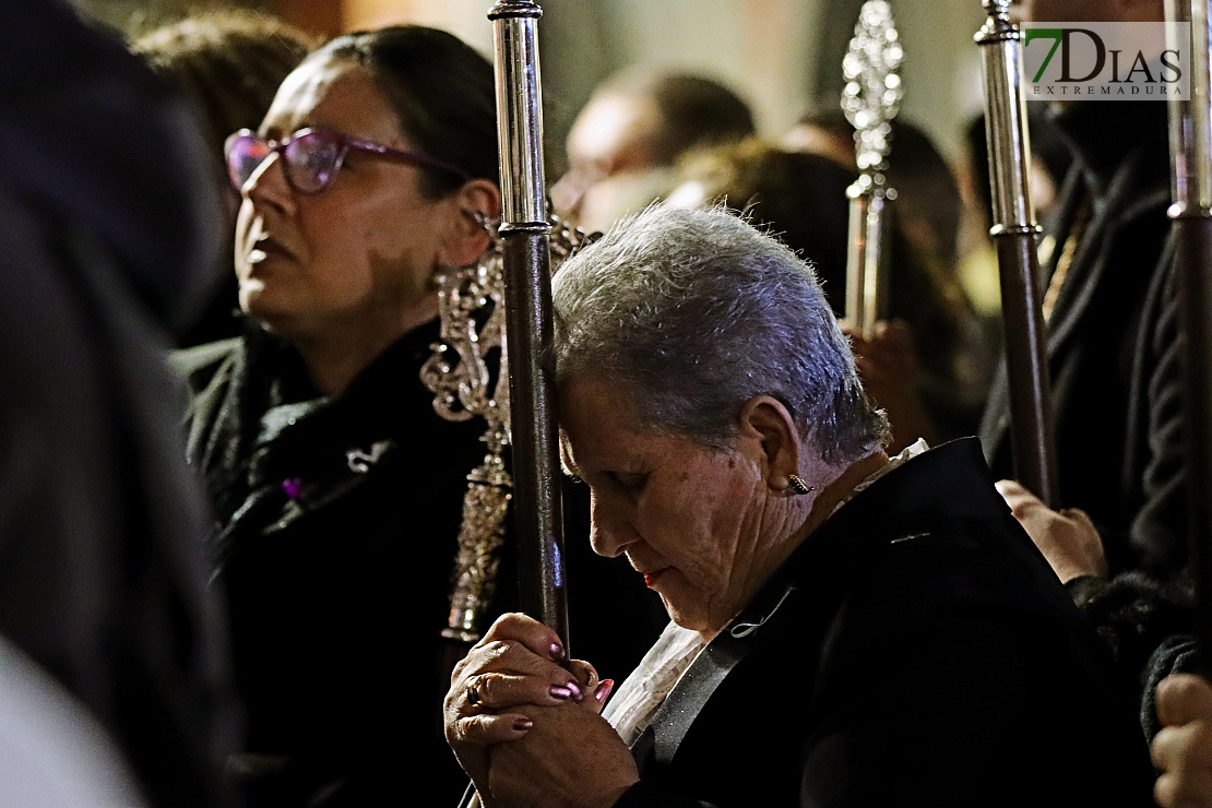 Miles de personas acuden a las puertas de San Agustín y la Ermita de la Soledad este Viernes Santo