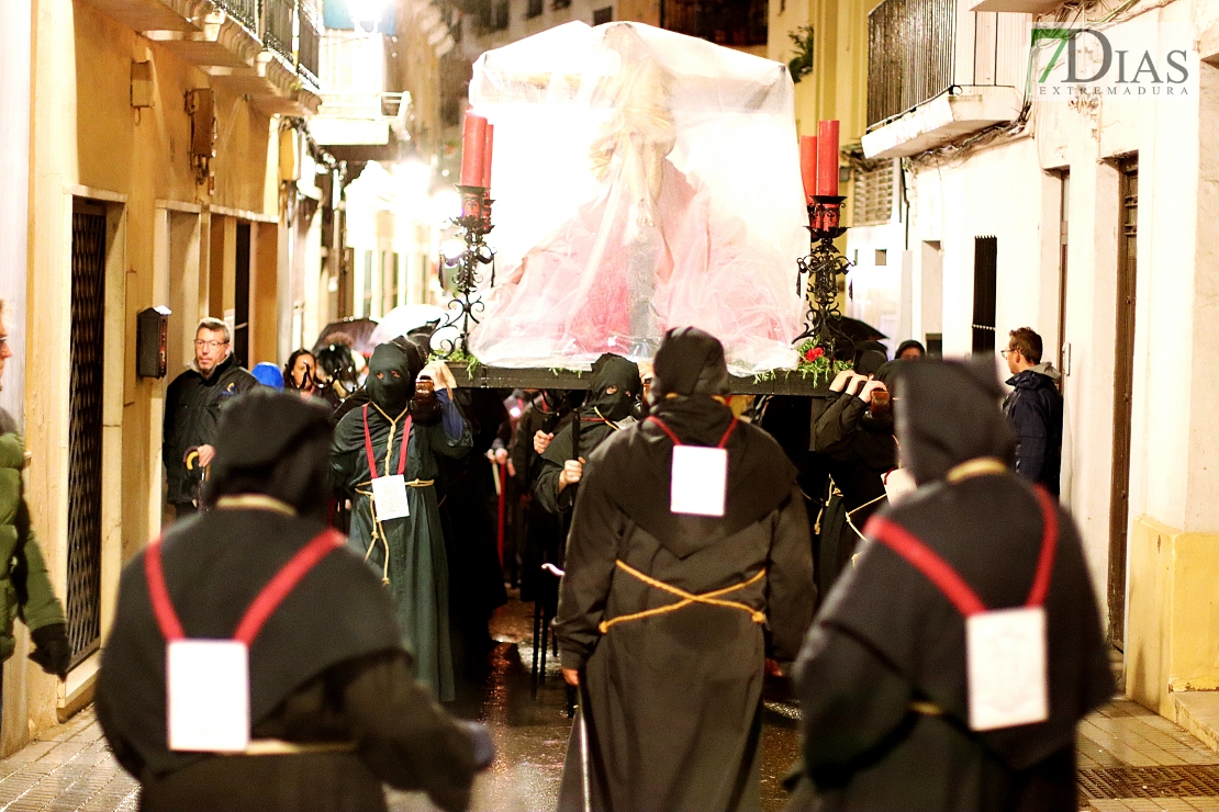 Un Jueves Santo pasado por agua y lágrimas en Badajoz