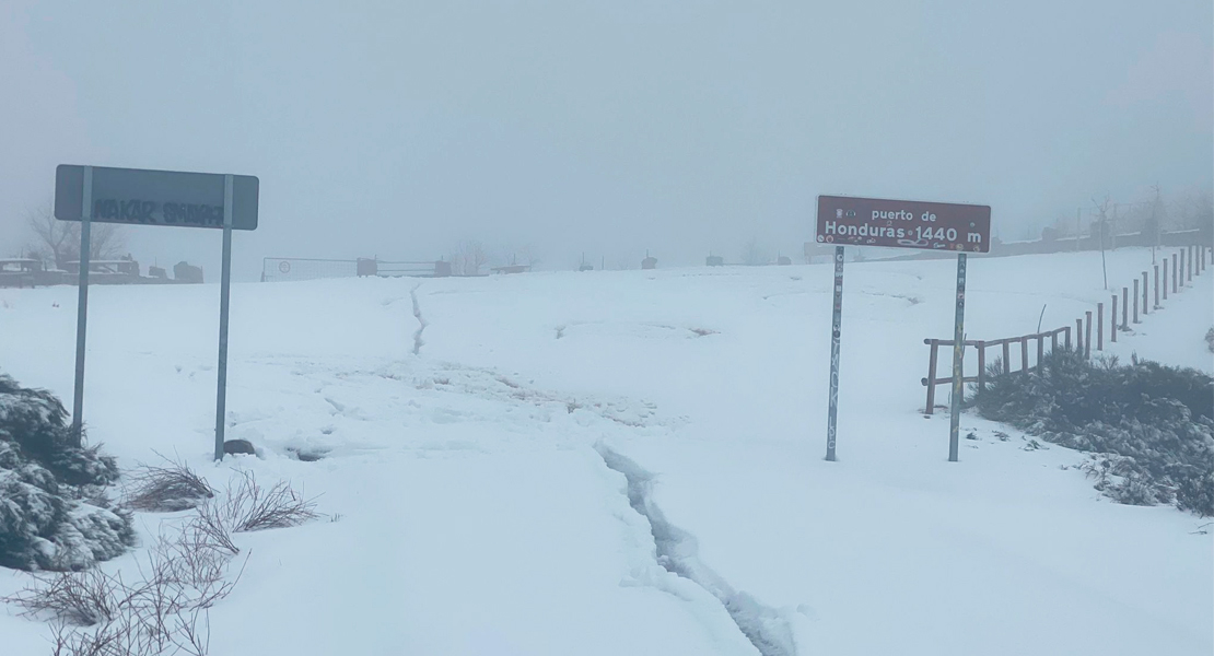 La nieve deja bonitas estampas y carreteras cortadas en Extremadura este sábado