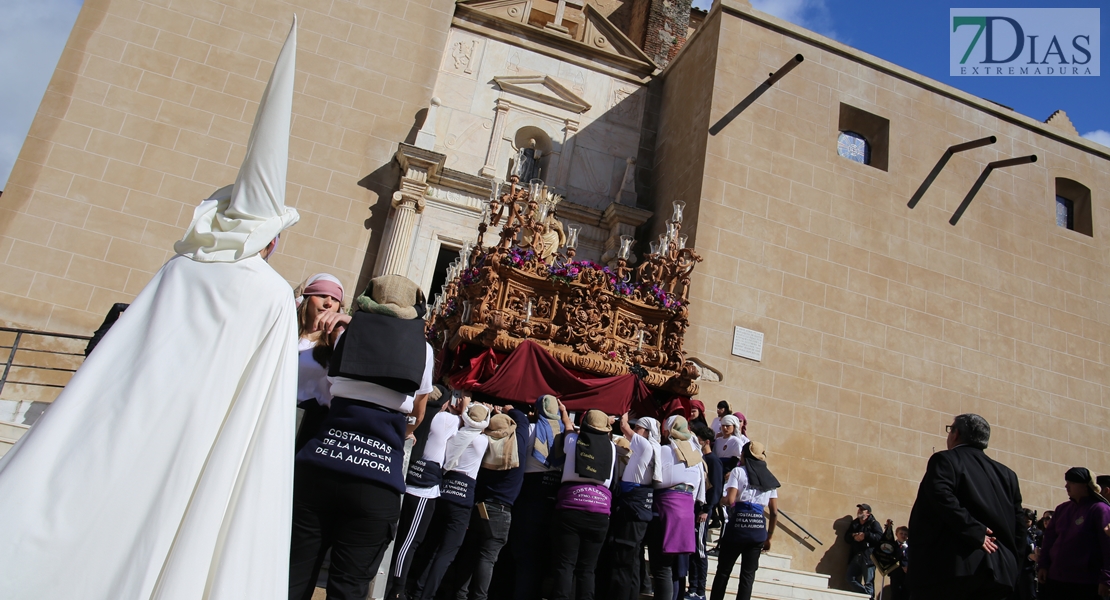 El Cristo Resucitado y la Virgen de la Aurora salen a las calles de Badajoz gracias al tiempo