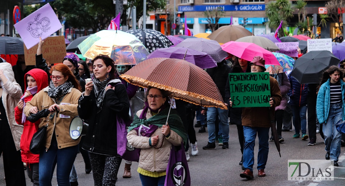 REPOR - La lluvia no frena la manifestación del 8M en Badajoz