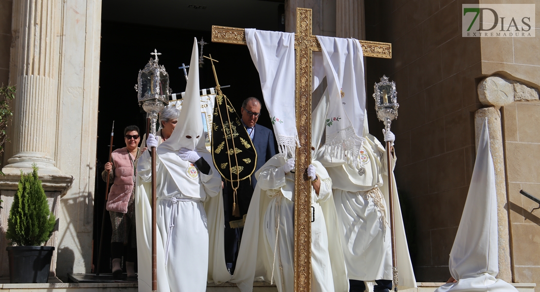 El Cristo Resucitado y la Virgen de la Aurora salen a las calles de Badajoz gracias al tiempo