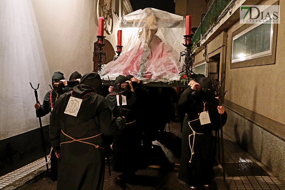 Un Jueves Santo pasado por agua y lágrimas en Badajoz