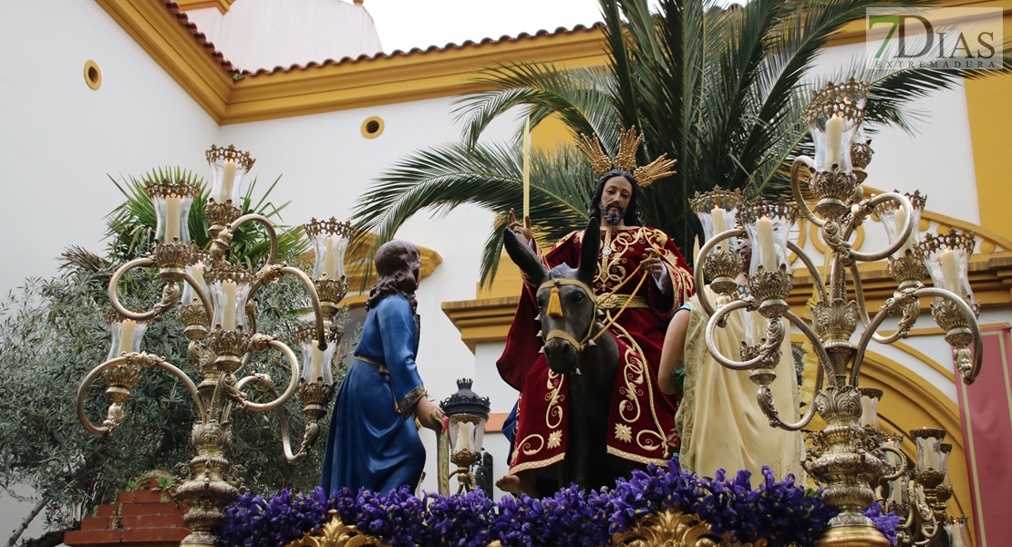 La Borriquita da la bienvenida a la Semana Santa 2024 en Badajoz