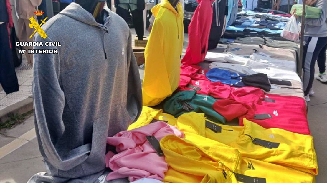 Investigado por vender prendas falsificadas en un mercadillo extremeño