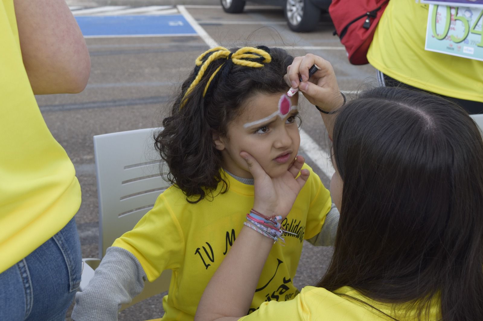 Cientos de personas participan en una marcha y AOEX recauda 2.500 €