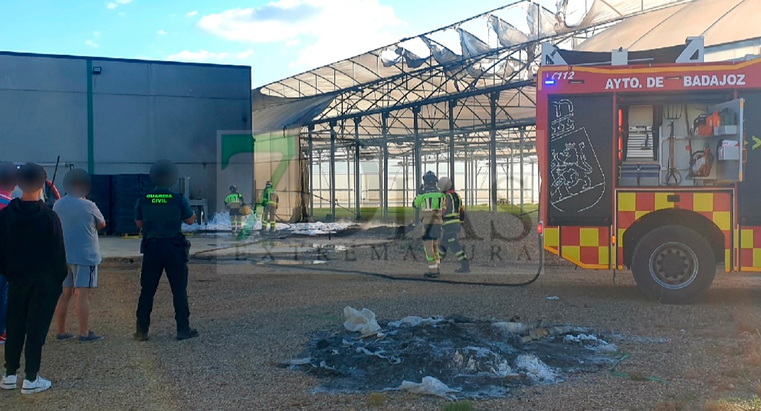 Bomberos de Badajoz trabajan en un incendio en la pedanía pacense de Balboa