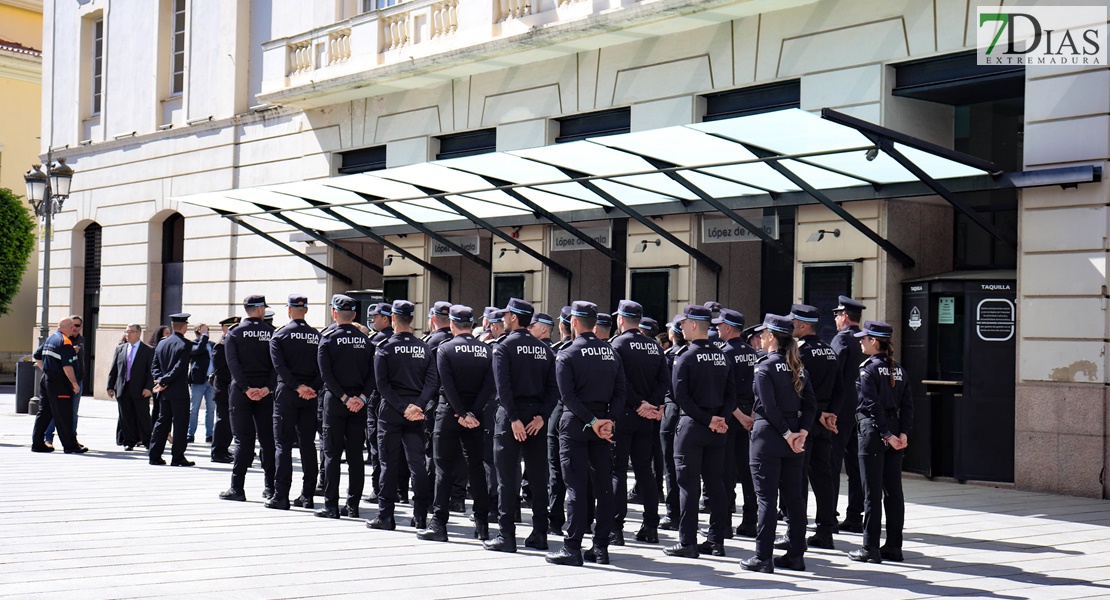 ¡Gorras al aire! Extremadura tiene nuevos policías locales y 7 mandos ascienden