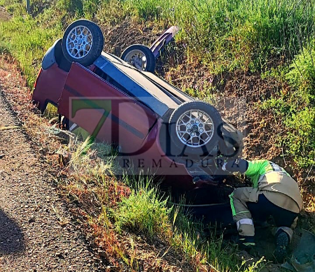 Atrapado en su vehículo tras volcar en la EX-302