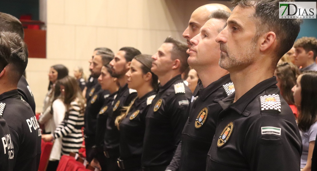 ¡Gorras al aire! Extremadura tiene nuevos policías locales y 7 mandos ascienden